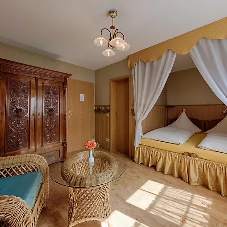 Hotel & Restaurant *