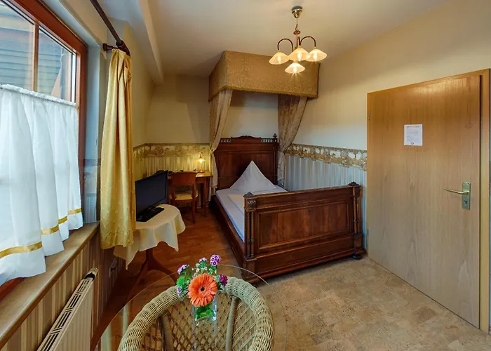 Hotel & Restaurant *