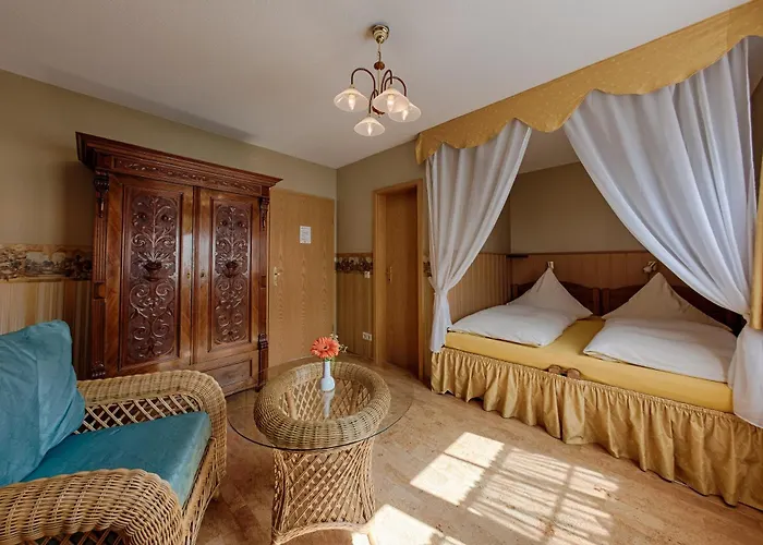 Hotel & Restaurant *